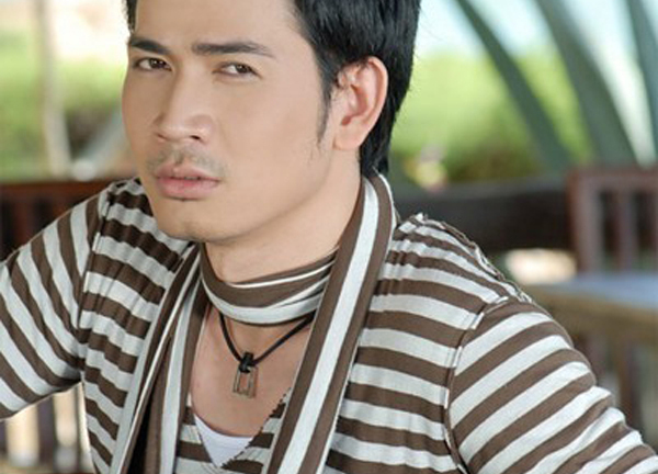 Ca sĩ Quách Thành Danh rao bán tờ 2 USD năm 1976 để làm từ thiện